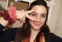 Do limão, a limonada: voltamos! 💛 foto de rosto bruna scopel com scrunchies no pulso e fazendo o sinal da vitória com as mãos, em frente ao olho direito