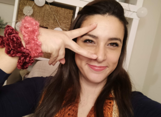 Do limão, a limonada: voltamos! 💛 foto de rosto bruna scopel com scrunchies no pulso e fazendo o sinal da vitória com as mãos, em frente ao olho direito